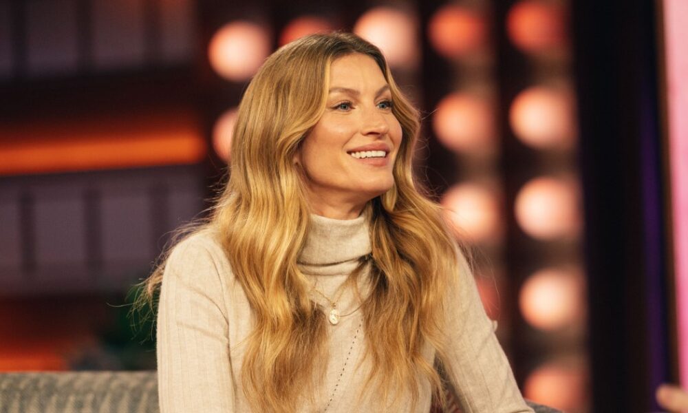 Gisele Bündchen’s Divisive Airport Shoes Are the Chic Style Fashionistas Swear By