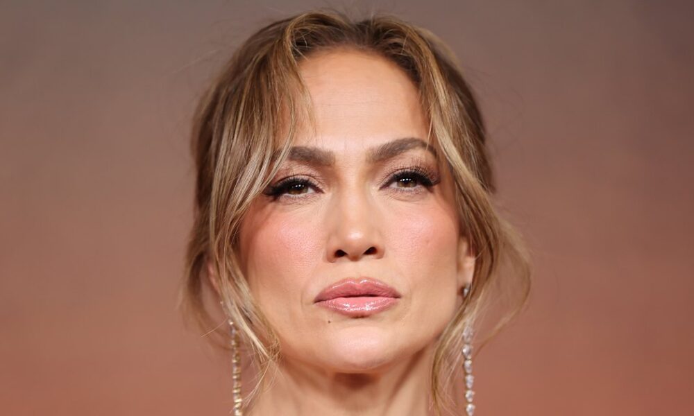 Jennifer Lopez Jumped on the Blazer Trend With This Sleek Style That’s a Transitional Hero