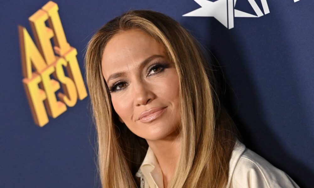 Jennifer Lopez’s Ultra-Wide-Leg Denim Style Makes Your Waist Appear Slimmer Effortlessly