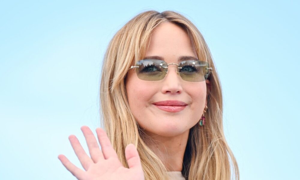 Jennifer Lawrence’s Slouchy Purse Is the Cool Mom Trend We’re Copying This Summer for $21
