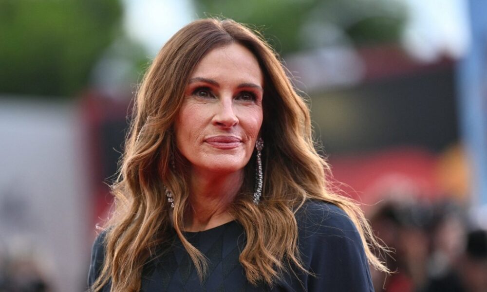 Julia Roberts’ Cool, Everyday Sandals Are So Comfy, Shoppers Say They ‘Walk Miles’ in Them