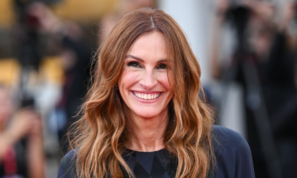 Julia Roberts’ Cool-Girl White Sneakers Are the Most Versatile Shoes You’ll Find All Year