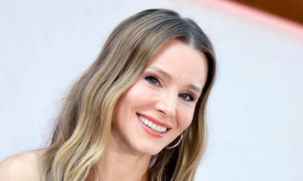 Kristen Bell’s Luxe-Looking Sweater Is a Wear-Everywhere Staple for the Summer-to-Fall Switch
