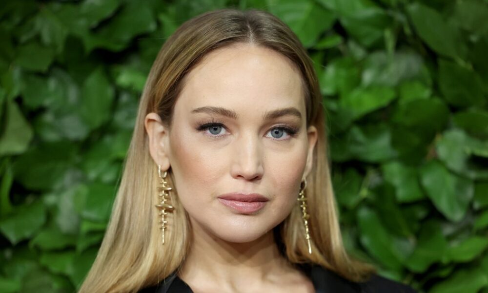 Jennifer Lawerence’s Colorful Fall Sweater Style Is the Rich Mom Alternative to Neutrals