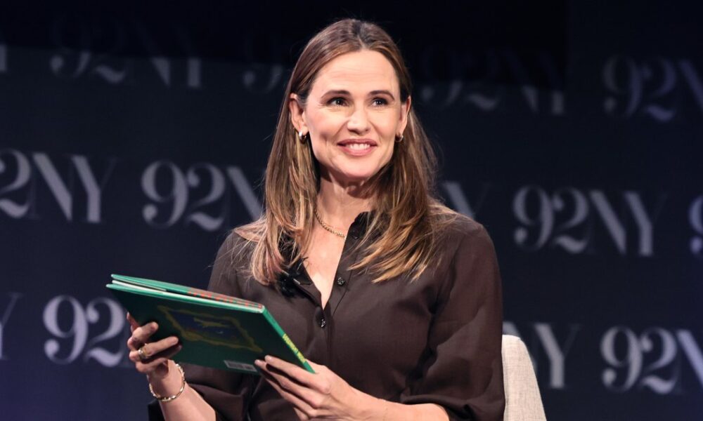 Jennifer Garner’s Polished Two-Piece Set Is the Only Outfit We Need for the Office This Fall