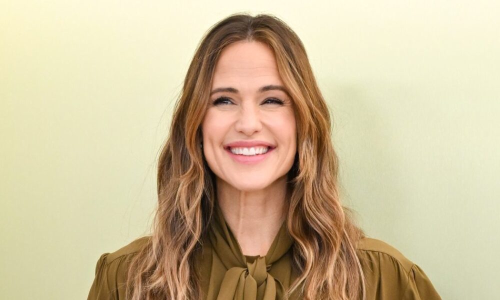 Jennifer Garner Found the Easiest, Most Boutiquey Blouse to Wear With Denim — The $15 Look