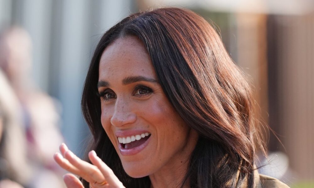 Meghan Markle’s Summer-to-Fall Top Screams ‘Cali Rich Girl’ — And Amazon Has a $20 Version