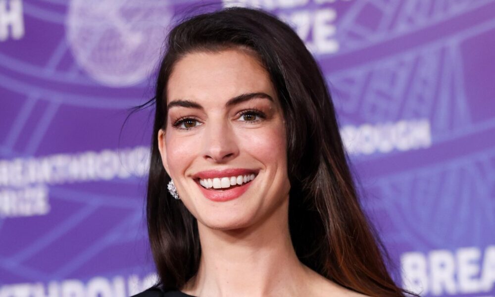 Anne Hathaway’s Relaxed Jeans Have the Cool-Girl Detail Taking Over Denim This Fall