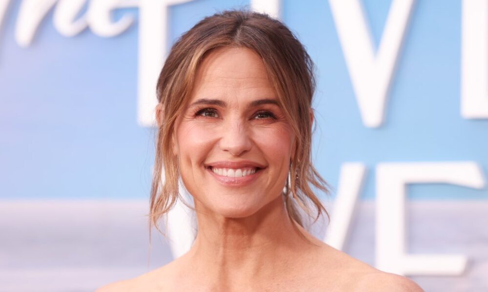 Jennifer Garner Dressed Up a T-Shirt With This Dreamy, Mediterranean-Inspired Skirt Look