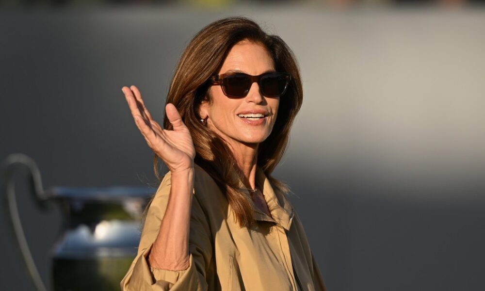 Cindy Crawford Wore the California-Cool Version of a Summer-to-Fall Jacket — It’s Not Denim!