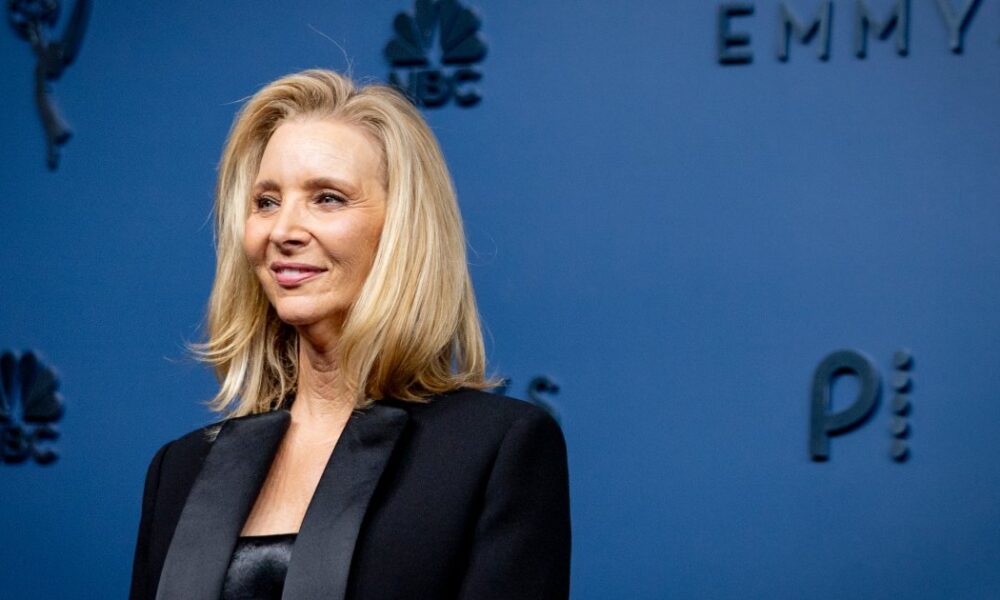 Mature-Skin Shoppers Swear Lisa Kudrow’s $28 Red Carpet Concealer ‘Doesn’t Crease’