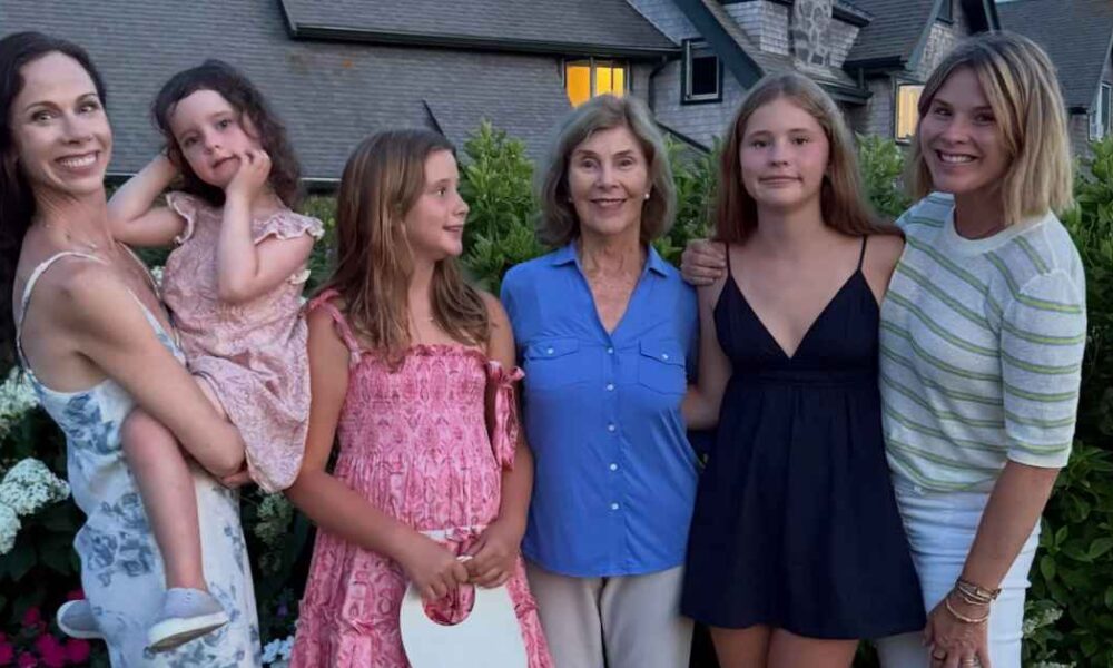 Laura Bush Poses for Rare Multigenerational Photo With Daughters Jenna and Barbara, Their Kids