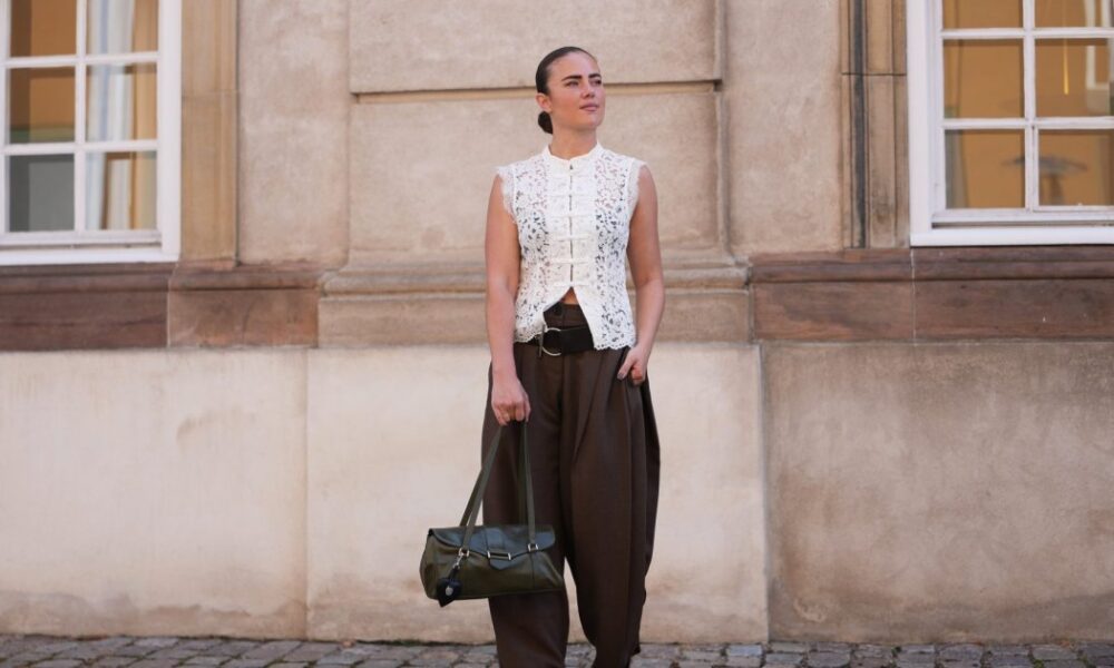 Forget Wide-Leg Pants — Pleated Trousers Are the New ‘It’ Style Taking Over Rich Mom Closets